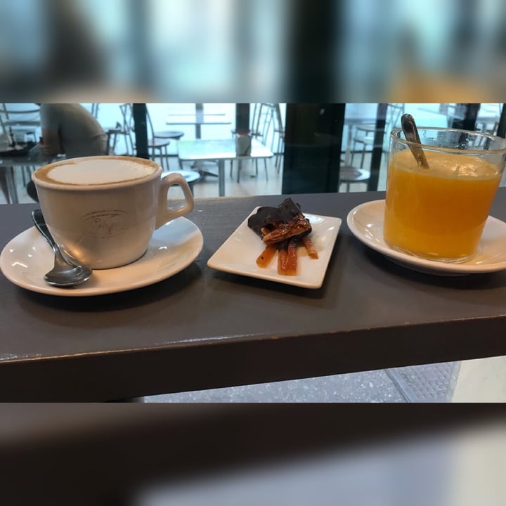 photo of Pasticceria Vago Fabio Cappuccino di soia - mandorle e arance candite con cioccolato fondente shared by @bearpig on  09 Jun 2024 - review