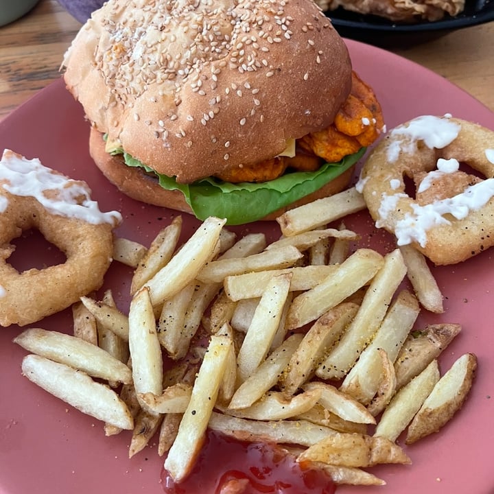 photo of Verde Menta Cafetería Vegetal Hamburguesa spicy Crunchy shared by @elsieram on  10 Mar 2025 - review