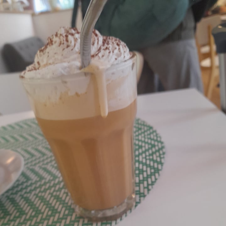 photo of Les Demoiselles de Montpellier Caffé Latte Frappé Aromatisé: Sirop Vanille, Lait d'Avoine + Chantilly Végétale shared by @alice50 on  17 Apr 2024 - review