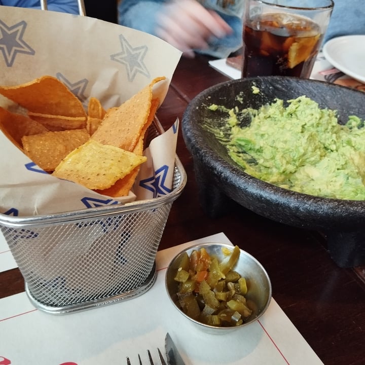 photo of Foster's Hollywood Guacamole A La Mesa shared by @rosaliab on  06 Apr 2024 - review