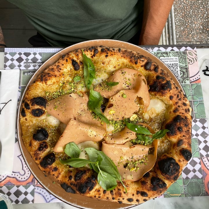 photo of Pizzeria Assaje Pistacchio e mortadella vegana shared by @annachiarastenico on  19 Aug 2024 - review