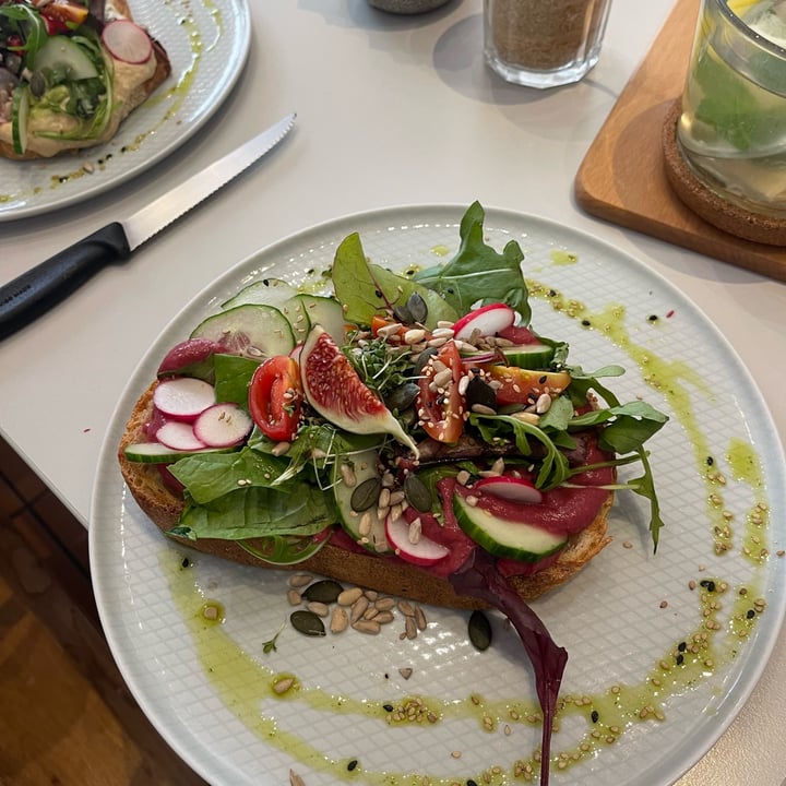 photo of Café Schöngrau Vegan Bagel with Betroot Hummus shared by @lolachalmers on  24 Sep 2023 - review