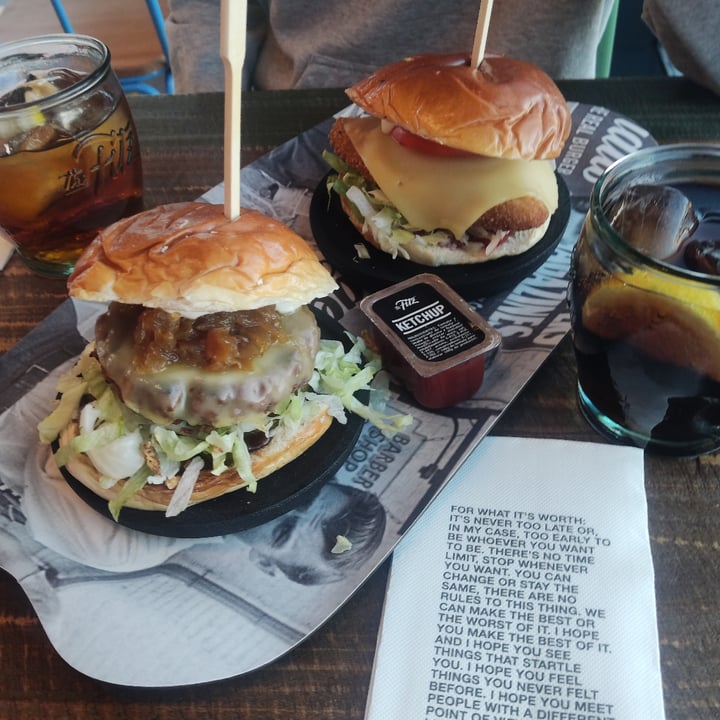 photo of The Fitzgerald Burger Company Vegan BBQ burger y Crispy vegan burger shared by @elplatovegetal on  04 Dec 2023 - review