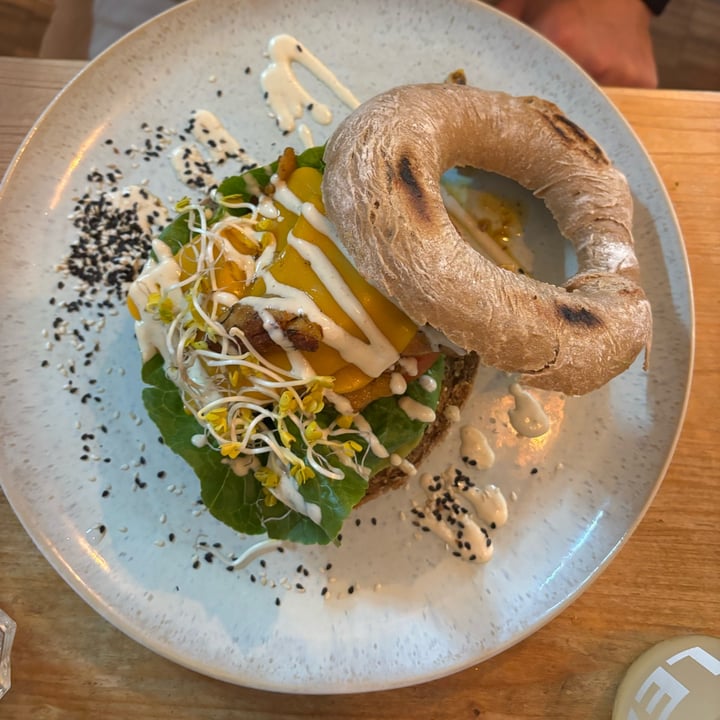 photo of Emmi's Kitchen Glockenbachviertel Beyond Cheese Burger shared by @perlemammemucche on  09 Oct 2025 - review