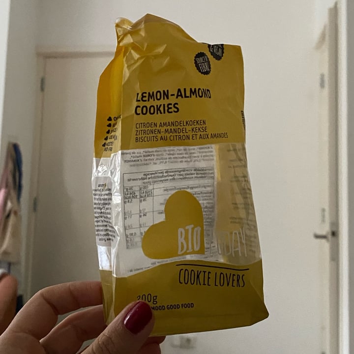 photo of Bio Today Lemon And Almond Cookies shared by @miriamvegan on  07 Dec 2023 - review