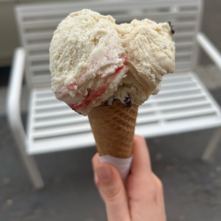 photo of Gelato Giusto Arachide, Caramello e Cioccolato + Rosa e Lampone shared by @silviab on  08 Apr 2024 - review