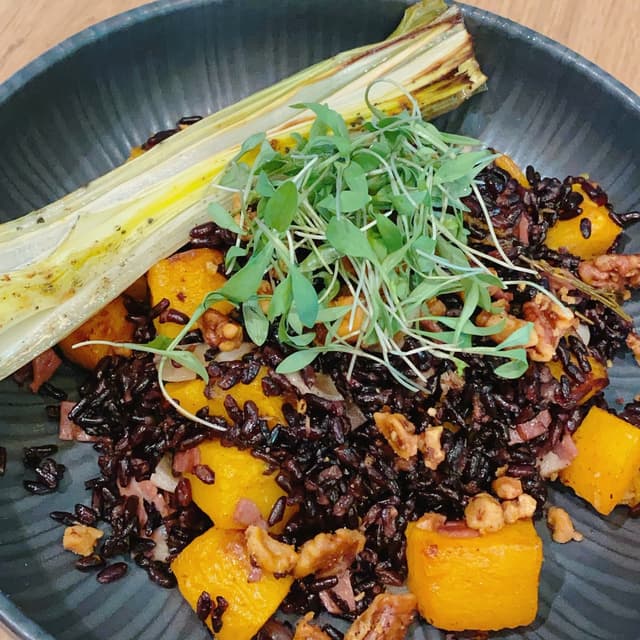 Photo of the dish “Arroz Negro Con Calabaza Y Nueces”