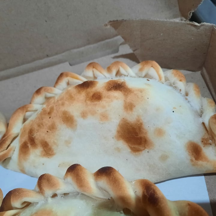 photo of Lontano Pizza Empanada de "carne" shared by @lily62 on  06 Nov 2023 - review