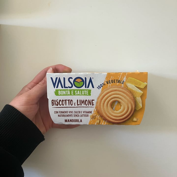 photo of Valsoia yogurt biscotto e limone shared by @aliciottolina on  17 May 2025 - review