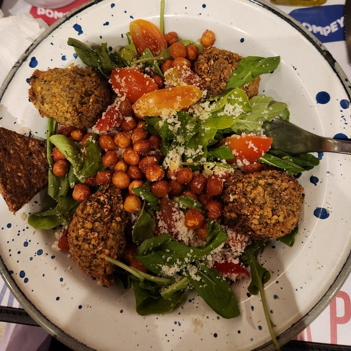 photo of Pompeya Pub Social Ensalada Falafel shared by @flormendi on  13 Apr 2024 - review