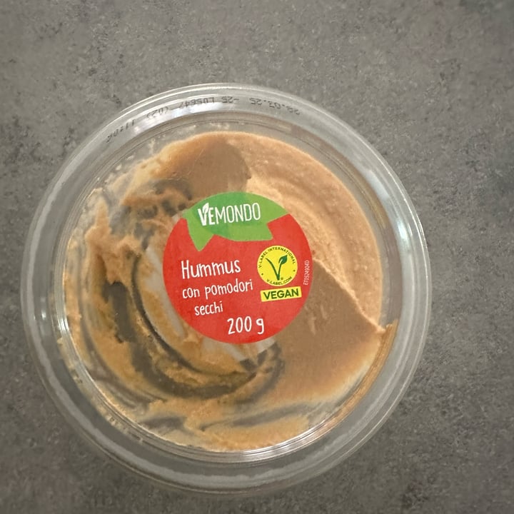 photo of Vemondo hummus con pomodori secchi shared by @marisolmarch on  17 Mar 2025 - review