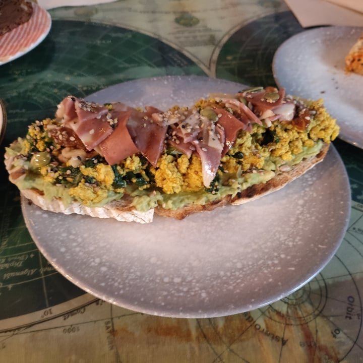 photo of La Tienda de los Unicornios tostada de revueltofu vacon aguacate shared by @alejandro-alvaro on  06 Oct 2025 - review