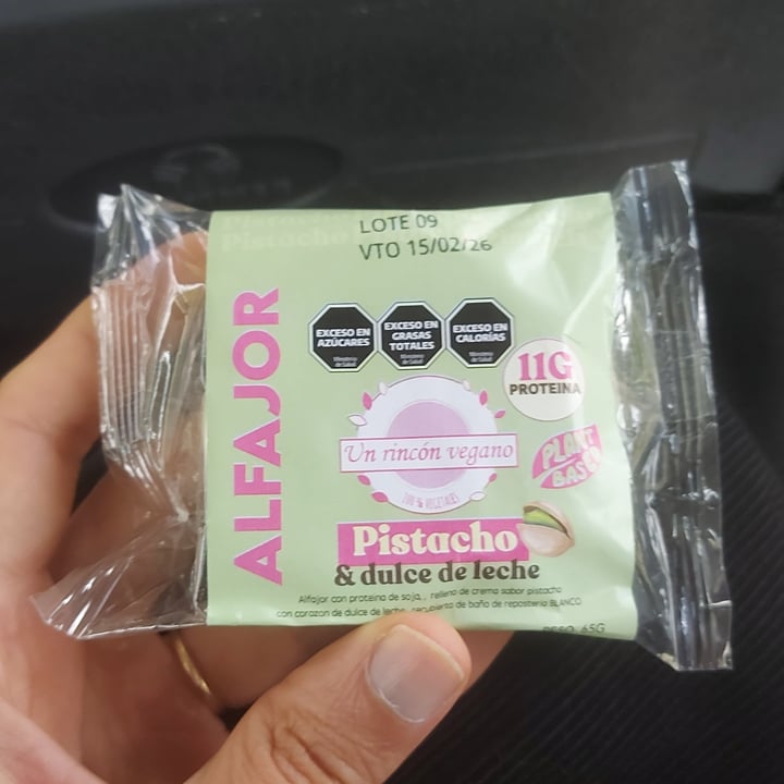 photo of Un Rincón Vegano alfajor de pistacho y dulce de Leche shared by @pucky on  27 Sep 2025 - review