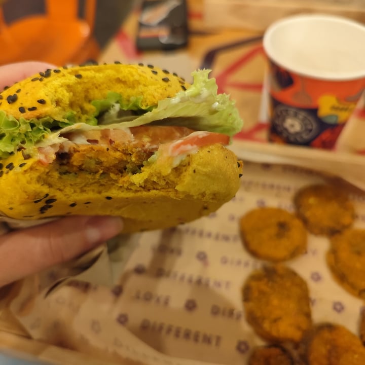 photo of Flower Burger avo cecio shared by @maka89 on  18 May 2025 - review