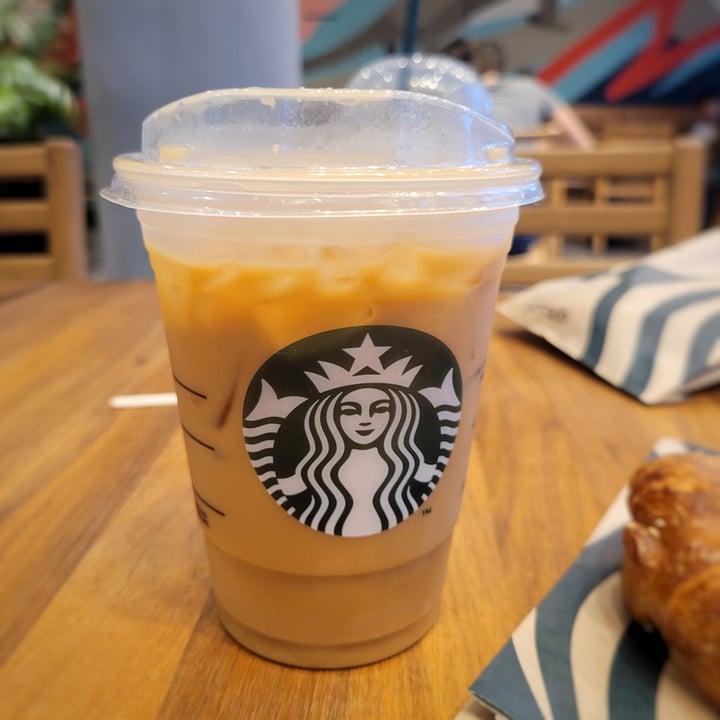 photo of Starbucks Latte helado con leche de almendras shared by @sofiagavranic on  18 Oct 2023 - review