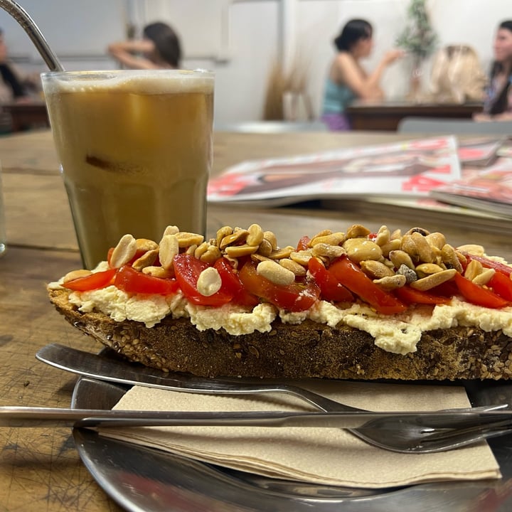 photo of Barro Café de especialidad Toston Con Crema De Castañas De Caju Y Tomates Cherry shared by @willemina on  06 Mar 2024 - review