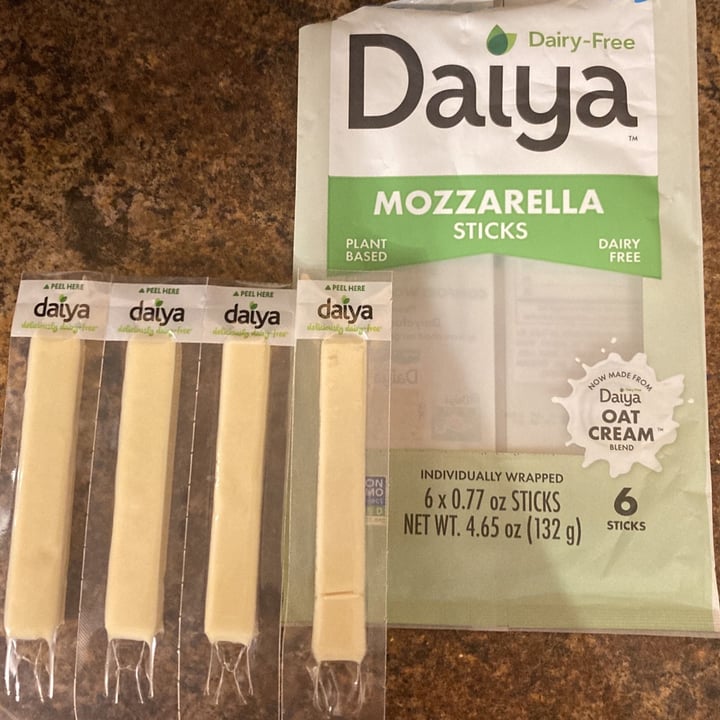 photo of daiya Mozzarella Sticks shared by @karot-skin on  05 Jan 2024 - review