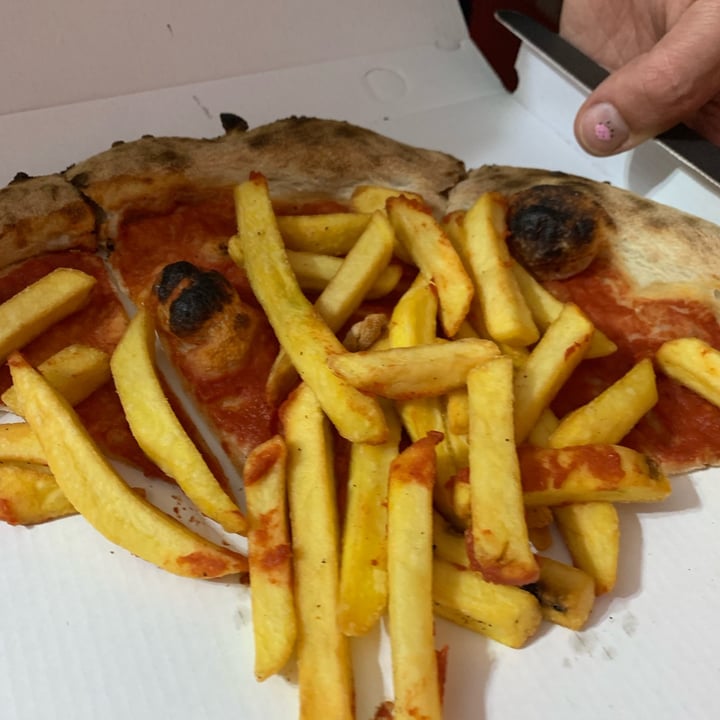 photo of Pizzeria Dalù pizza rossa con patatine fritte shared by @coloratantonella on  07 May 2024 - review