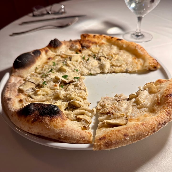 photo of Crossroads Kitchen Las Vegas Truffle Pizza shared by @danadogmom33 on  14 Feb 2024 - review