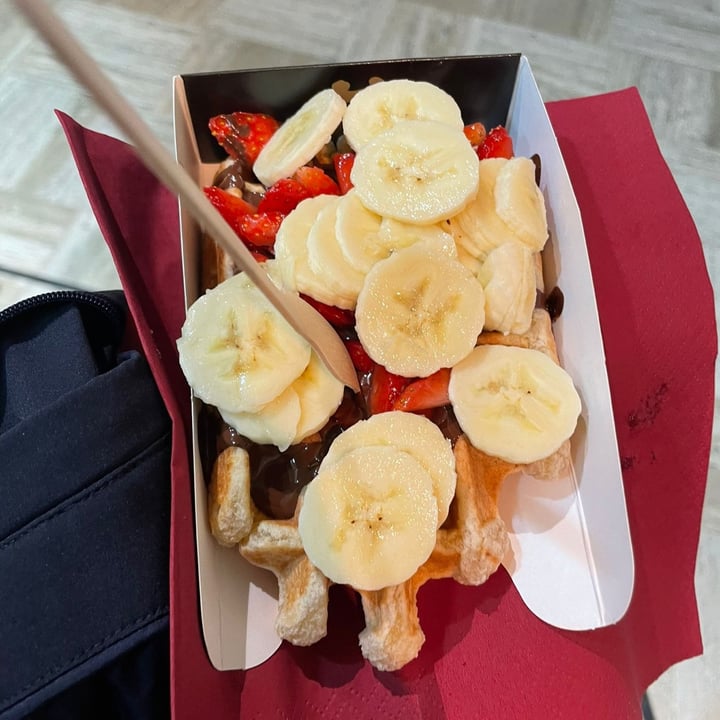 photo of Veganwaf' Vegan Waffle With Chocolate, Strawberries And Banana shared by @helena12345 on  29 Dec 2023 - review