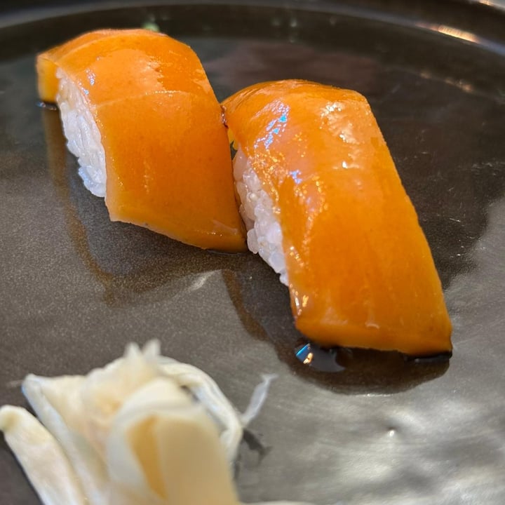 photo of The Vegan Roll nigiri salmón shared by @consuscosas on  17 Nov 2024 - review