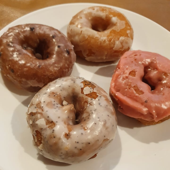 photo of Rainbow Donuts Vegan Lemon Poppy Seed Donut shared by @paniwilson on  20 Oct 2024 - review