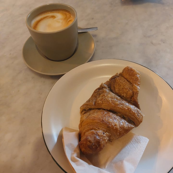photo of Materia Cafe Cornetto fiori di sambuco e marmellata di lamponi shared by @ericaconlac on  30 Mar 2024 - review