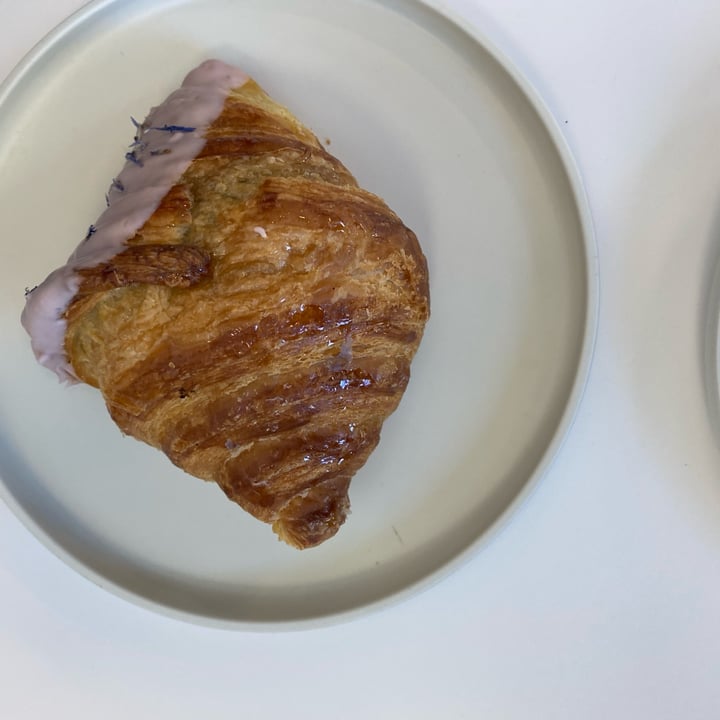 photo of To Live For Bakery & Cafe Lavanda Croissant shared by @alerrag on  15 May 2024 - review