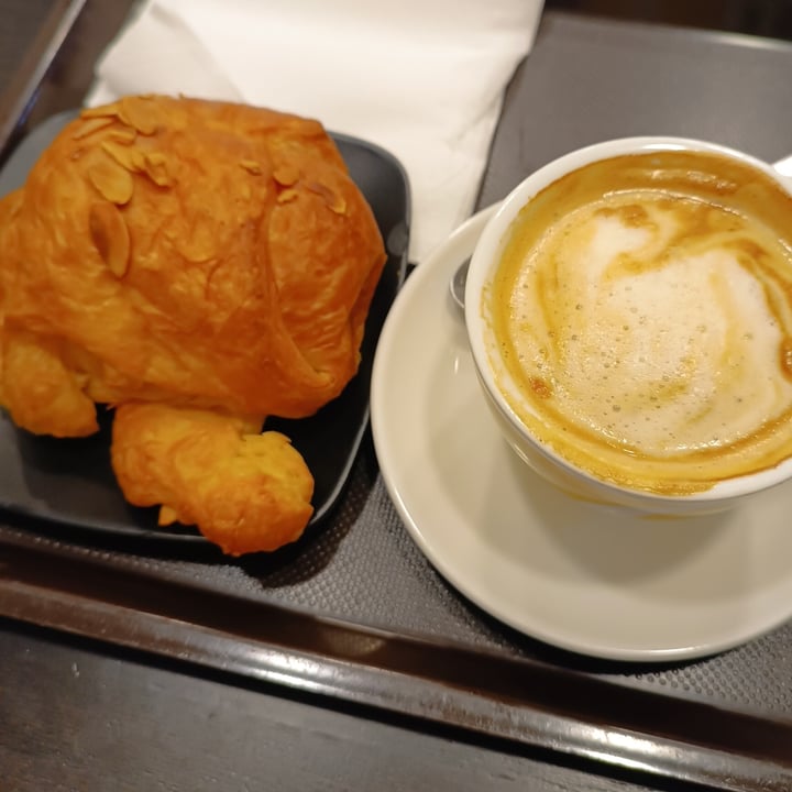 photo of CroisSants Croissant queso y jamón Vegano shared by @rubenus on  01 Oct 2023 - review