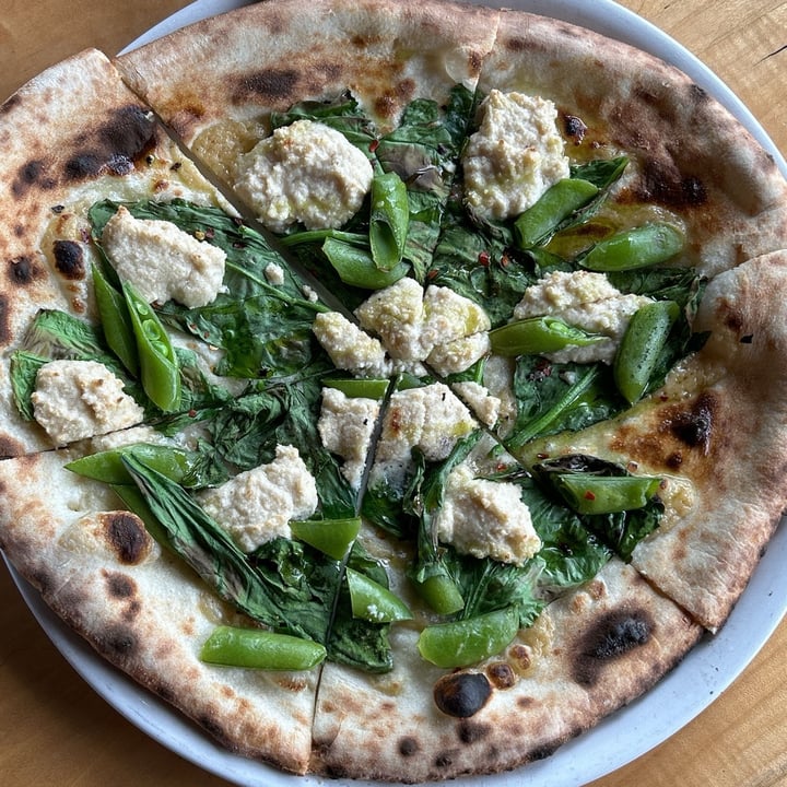 photo of Pizzeria Otto Spinach & Snap Pea Pizza shared by @herbivoracious on  01 May 2024 - review