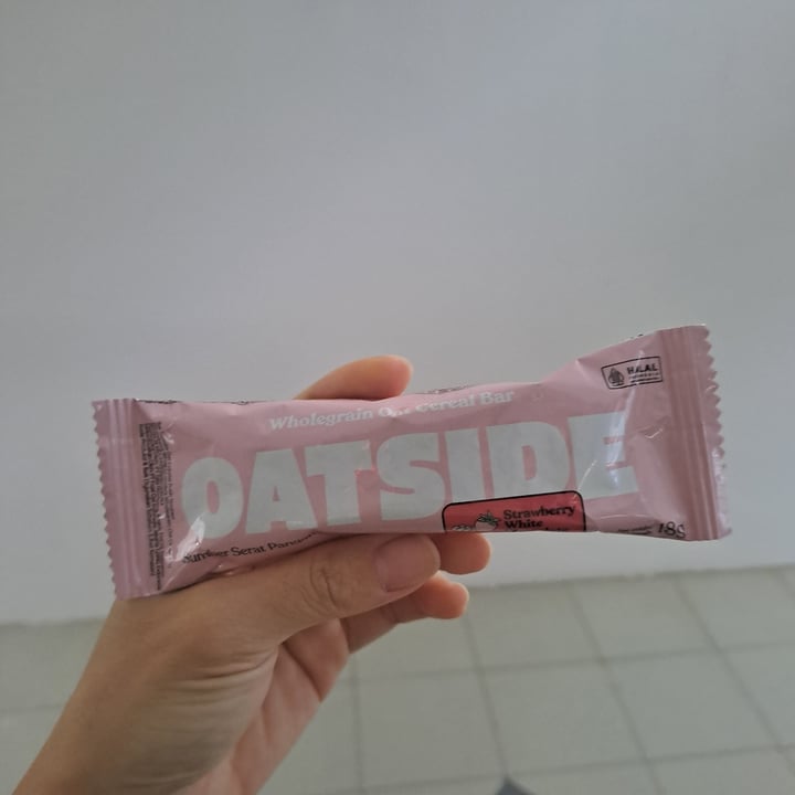 photo of Oatside oat cereal bar strawberry shared by @plantaepy on  30 Aug 2025 - review