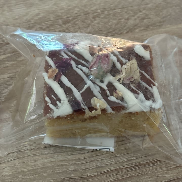 photo of Marktalle luzern Blüten Cake shared by @lucasigno on  28 May 2025 - review