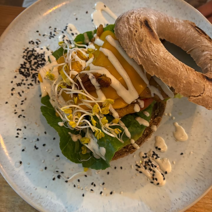 photo of Emmi's Kitchen Glockenbachviertel Beyond Cheese Burger shared by @perlemammemucche on  09 Oct 2025 - review