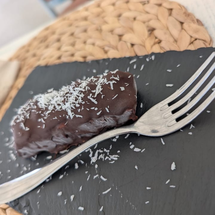 photo of Holy Beach Snickers al cioccolato shared by @veganredvelvet on  10 Oct 2025 - review