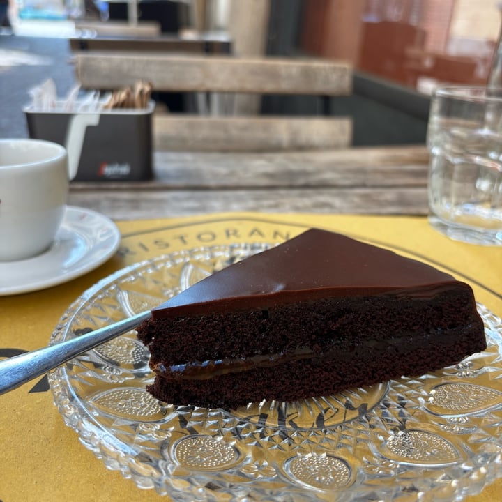 photo of Camillo's Bakery Sacher Vegana shared by @clarodeluna on  14 Sep 2025 - review