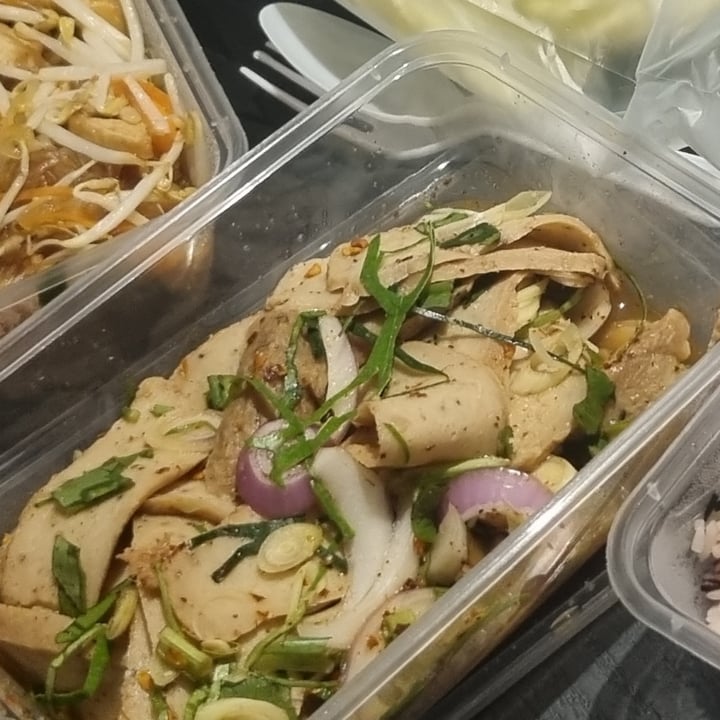photo of Vegetarian by So Vegan ร้านอาหารเจ มังสวิรัติ โซวีแกน สาขาบางกะปิ (ลาดพร้าว 109 แยก 7)​ slide grilled vegan porkless salad with onion garlic shared by @xxarisu on  04 Aug 2024 - review