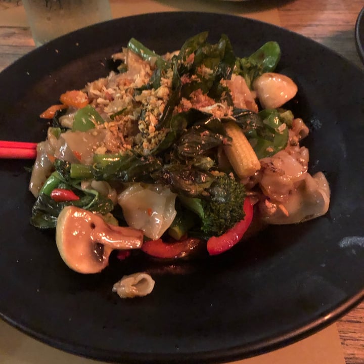 photo of Six Senses Gourmet Thai Chilli Basil Noodles With Veggie Stir fry And Mushrooms shared by @vegandelish on  28 Aug 2023 - review