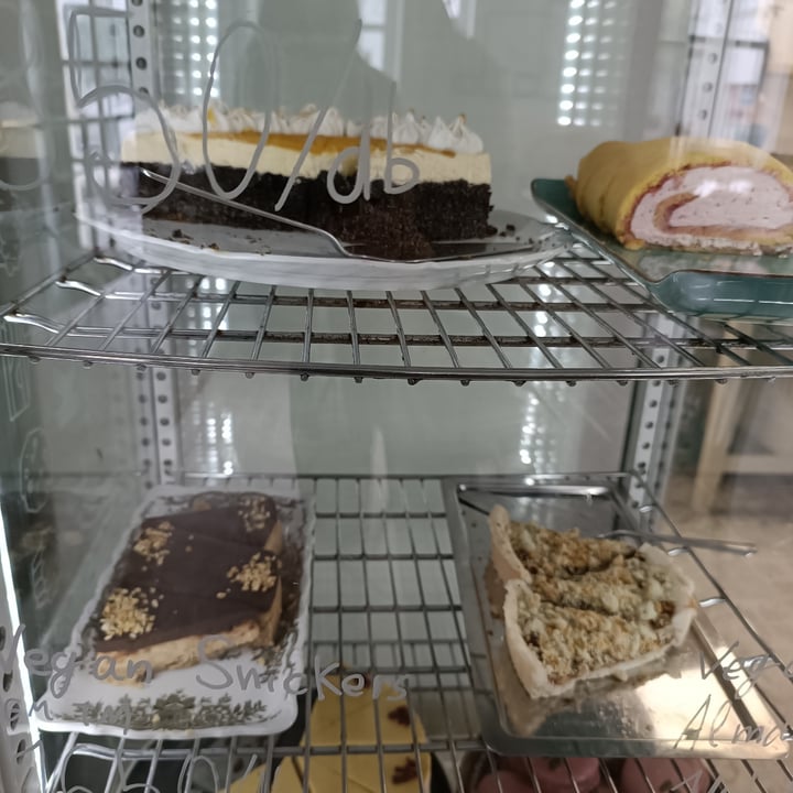 photo of CsÍZműhely Snickers cake shared by @flowvegan on  12 Jun 2024 - review