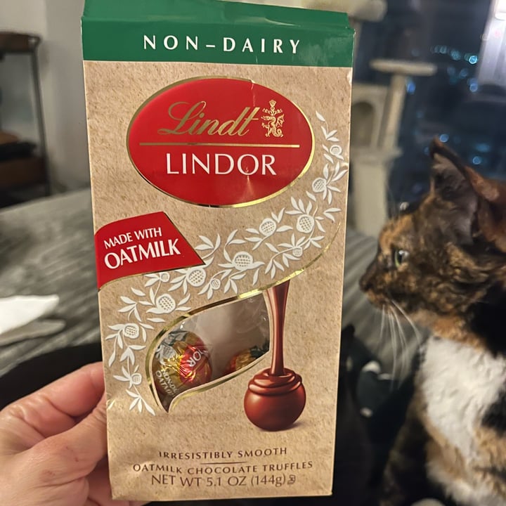 photo of Lindt Lindor Oatmilk Chocolate Truffles shared by @daniveganbrazil on  18 Feb 2024 - review