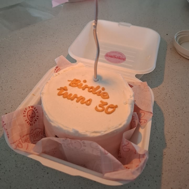 photo of Sweet LionHeart Vegan Vanilla Raspberry Coconut Giftable Cake shared by @lawrencevr on  14 Feb 2025 - review