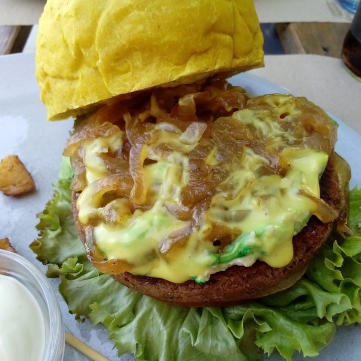 photo of BuenaVida 100% Vegan Yellow burguer shared by @troosti on  28 Feb 2024 - review