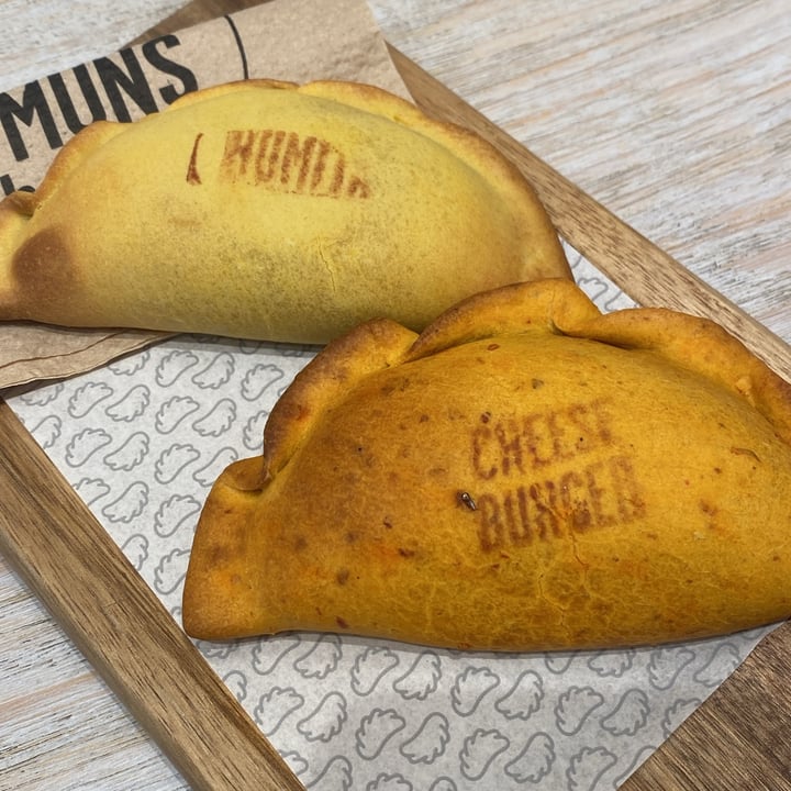 photo of Las Muns Empanada Cheeseburger vegana shared by @arjolla on  03 Jul 2025 - review