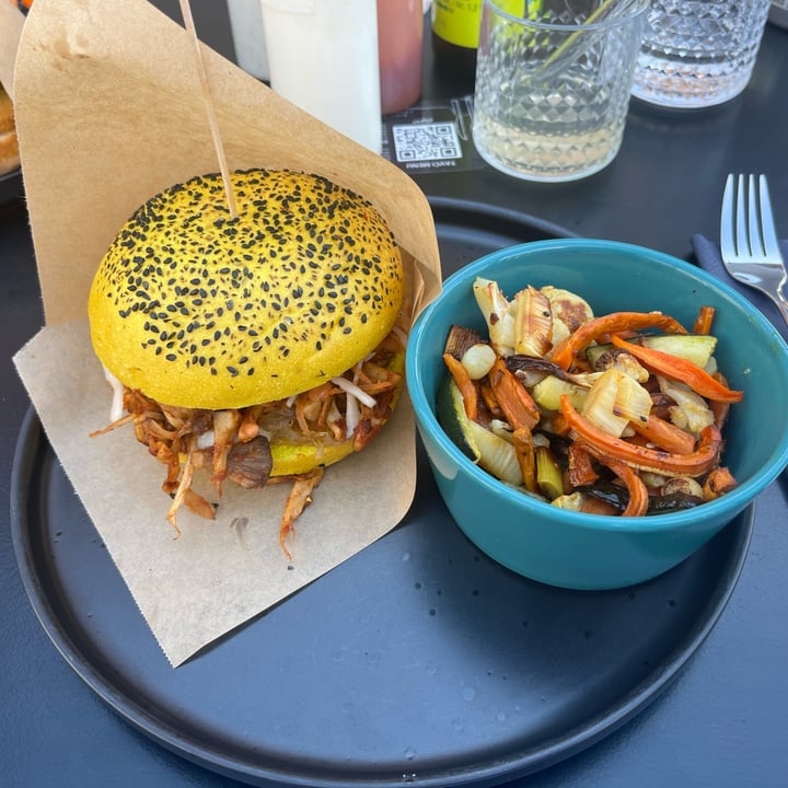 photo of Tavci Vegan Cafe fungalitics burger shared by @annaviolalupo on  20 May 2024 - review