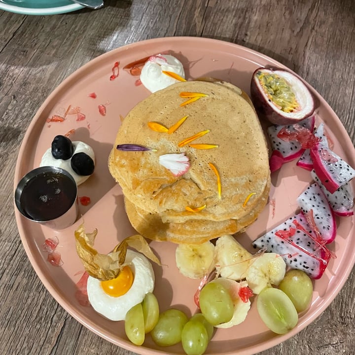 photo of LA LOCA de Enfrente pancakes con fruta shared by @lurkelele on  03 Mar 2024 - review