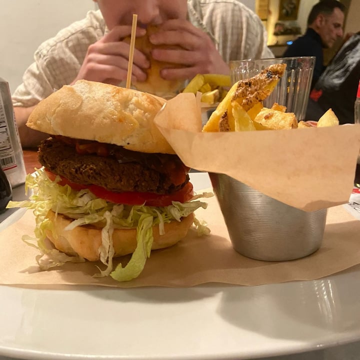 photo of Hamburger Paisàni Falafel Burger shared by @cestfl0riana on  02 Feb 2024 - review