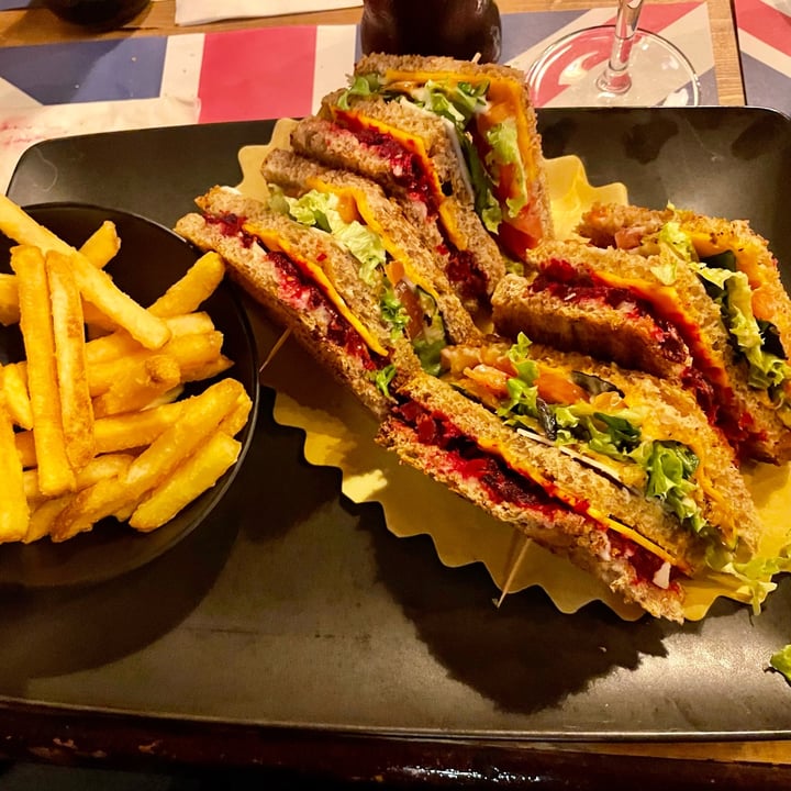 photo of Old England Pub - Pub Birreria Padova Club sandwich Vegano shared by @tenny88 on  26 Mar 2024 - review