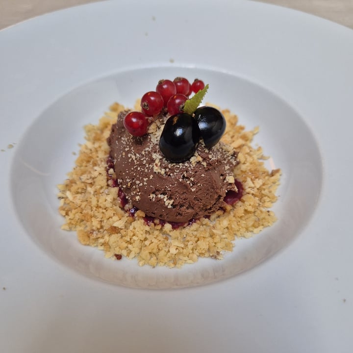 photo of Ristorante Il Calice e la Stella osteria moderna usse di cioccolato, Frutti di bosco e crumble di riso e mandorla shared by @assunonsolosoia on  06 May 2024 - review