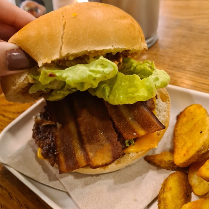 photo of Hank Burger La vie bacon burger shared by @ishara- on  17 Mar 2024 - review