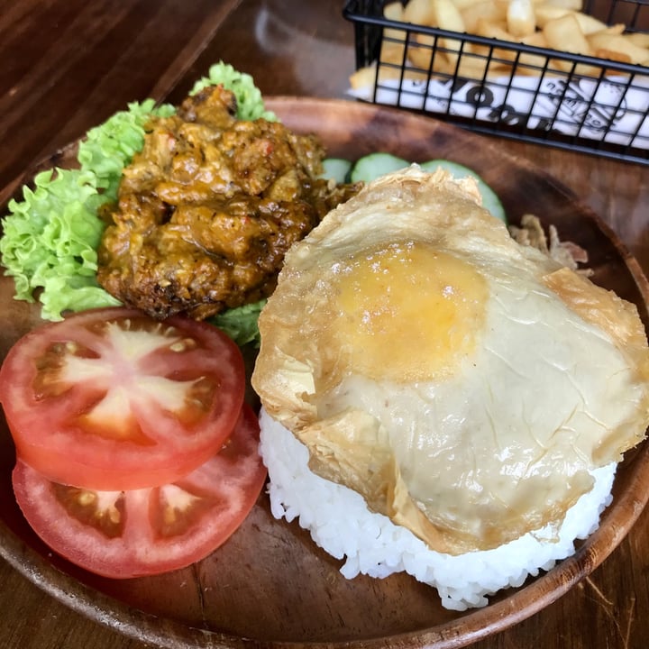 photo of nomVnom Bistro toon Rendang Rice With Vegan Fried Plantegg shared by @ziggyradiobear on  06 Sep 2023 - review