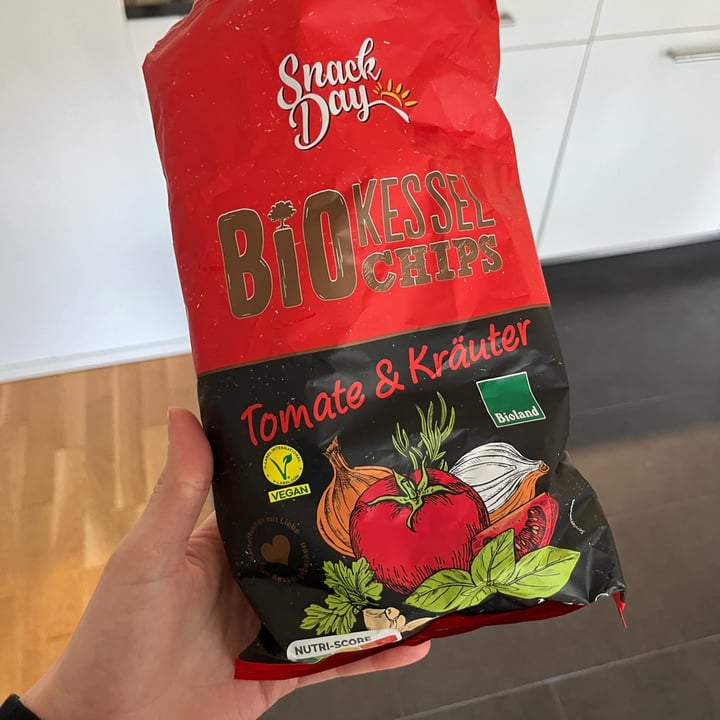 photo of Snack Day Bio Kesselchips Tomate & Kräuter shared by @xanaramos on  30 Apr 2024 - review